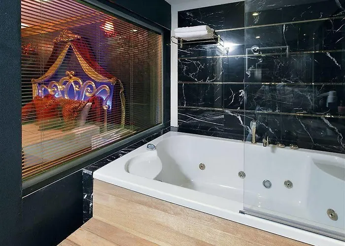 Отель Camelot Boutique (adults Only)